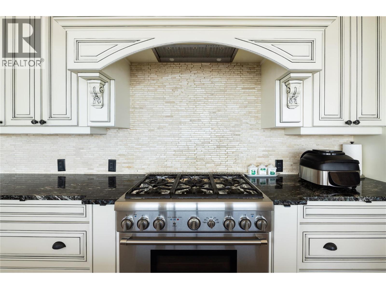  1010 Lamont Court, Kelowna