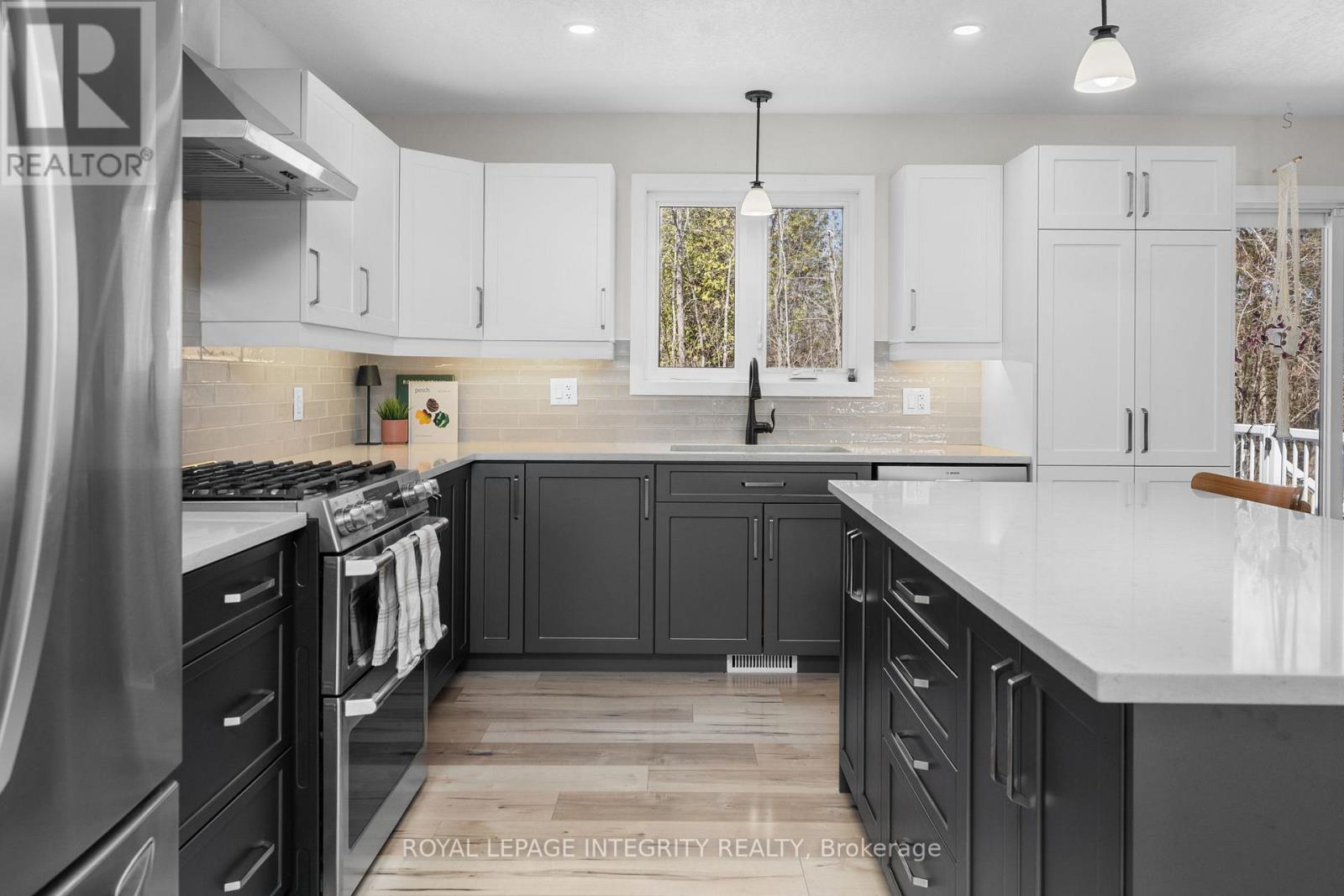 Modern and Clean Two-tone Kitchen