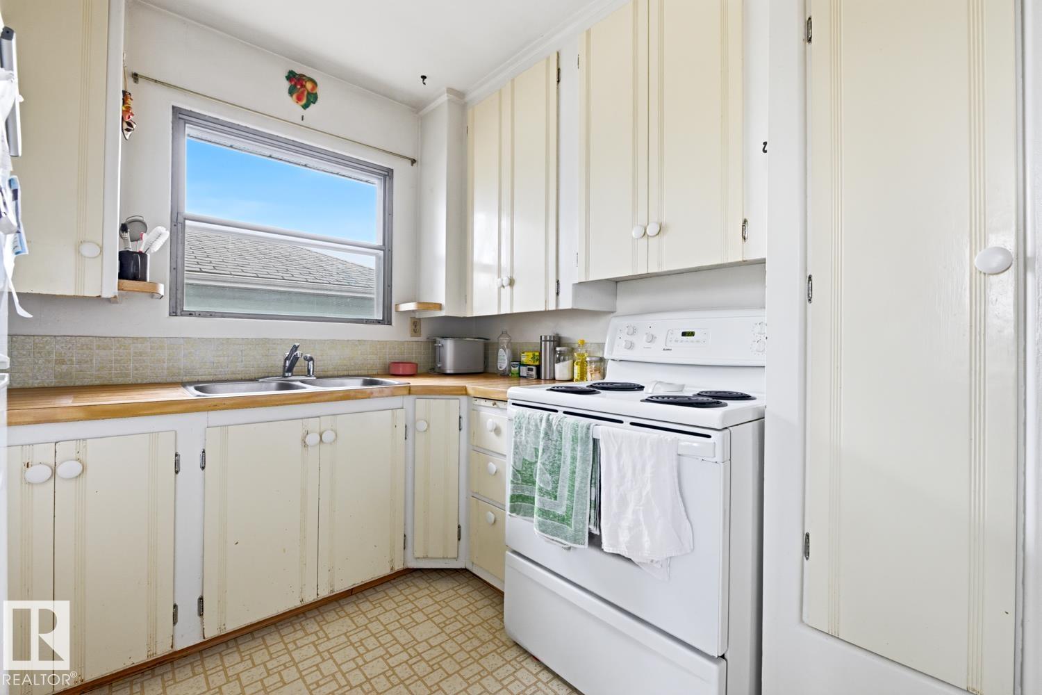 9745 68 AV NW, Edmonton