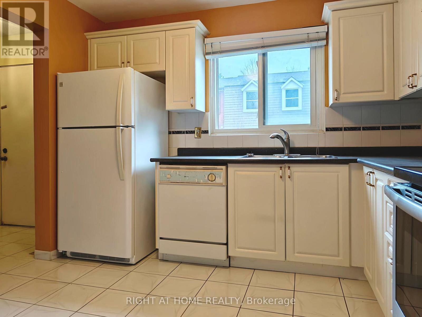 #61 15 BRIMWOOD BOULEVARD - 7