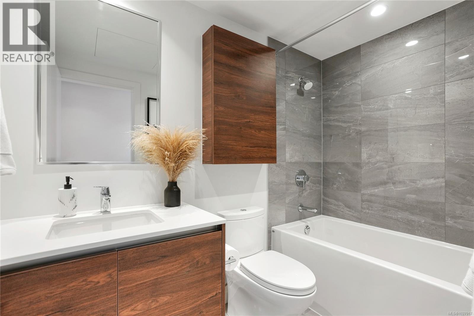 201 369 Tyee Road, Victoria