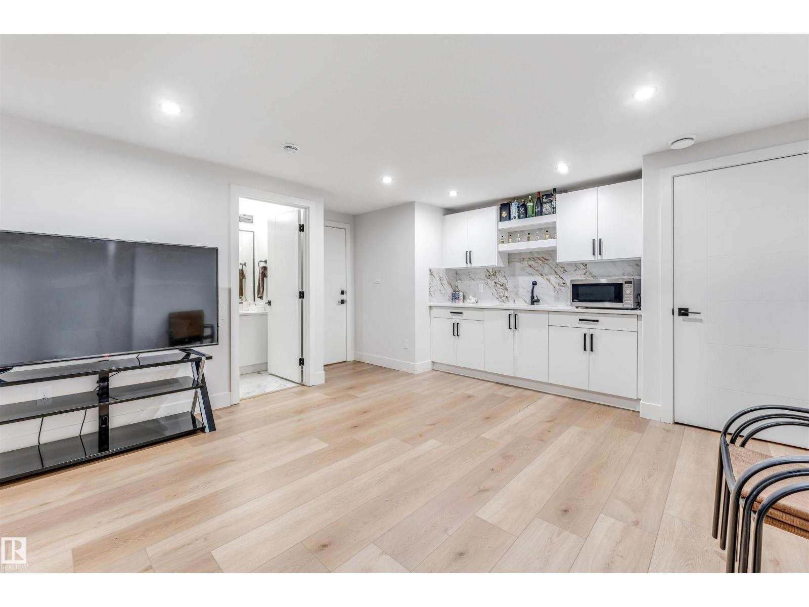 304 33 AV NW, Edmonton