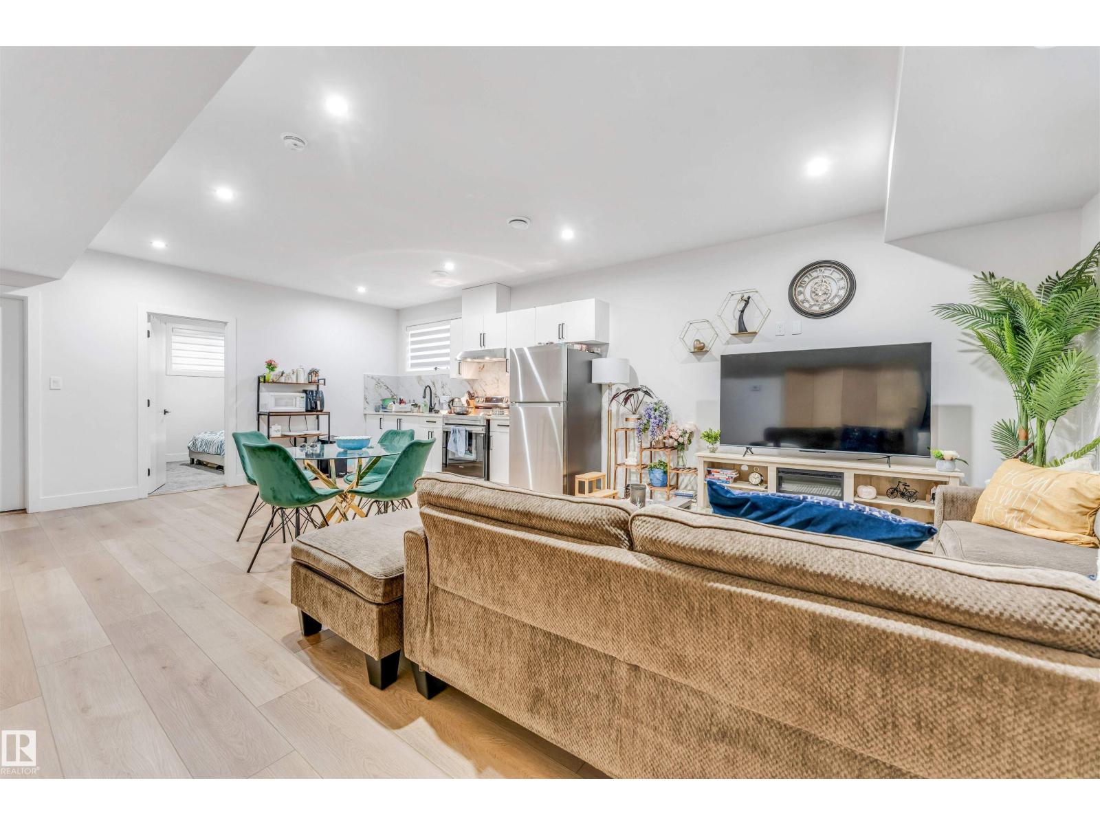 304 33 AV NW, Edmonton