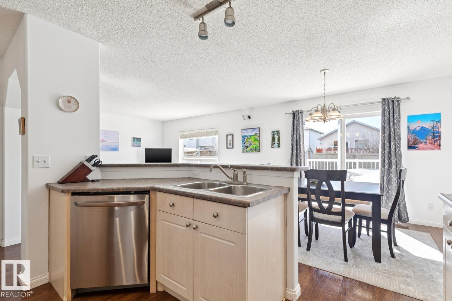 3219 30 AV NW, Edmonton