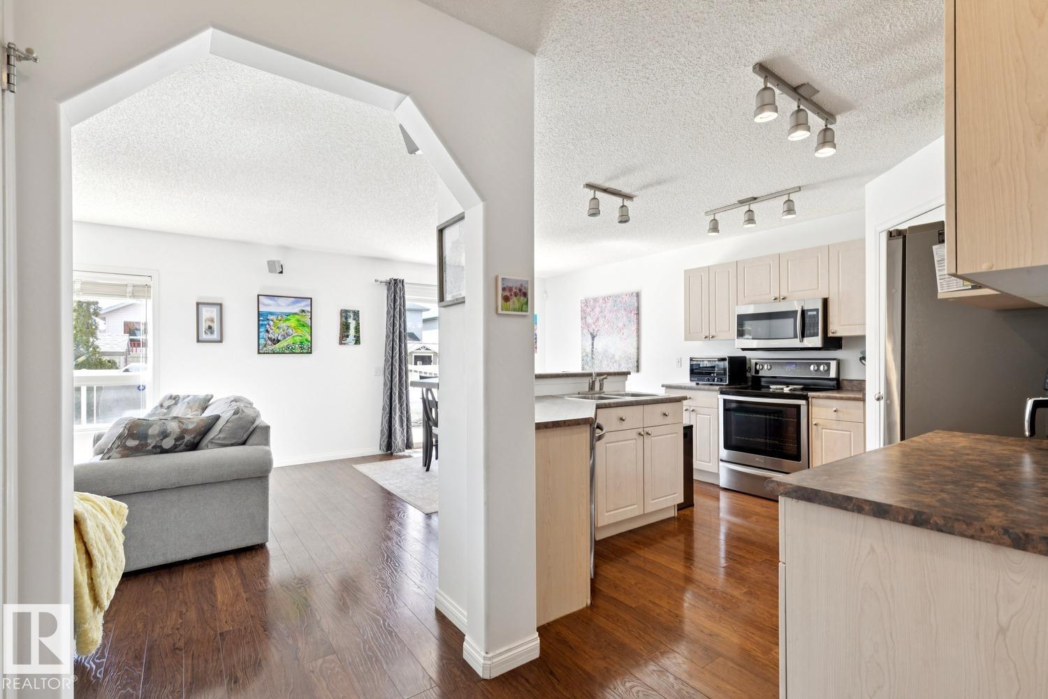 3219 30 AV NW, Edmonton