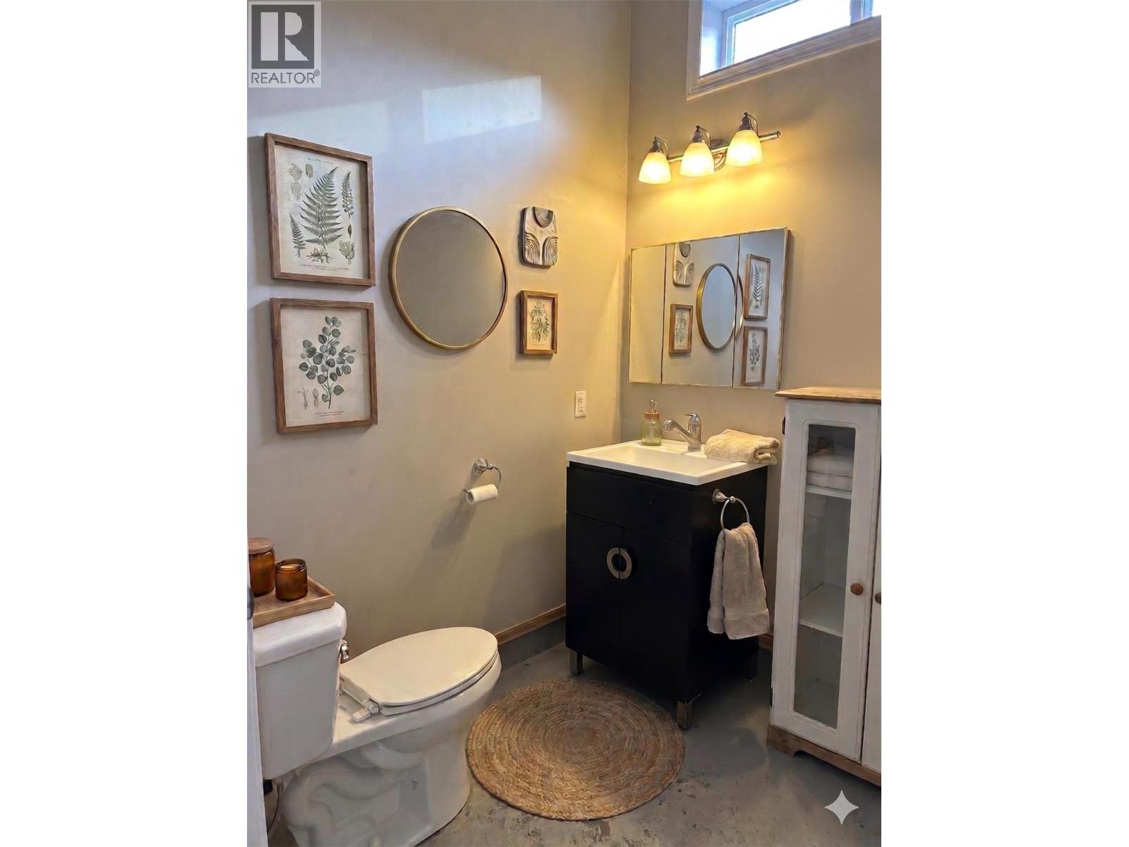  1436 MAIN Street, Keremeos