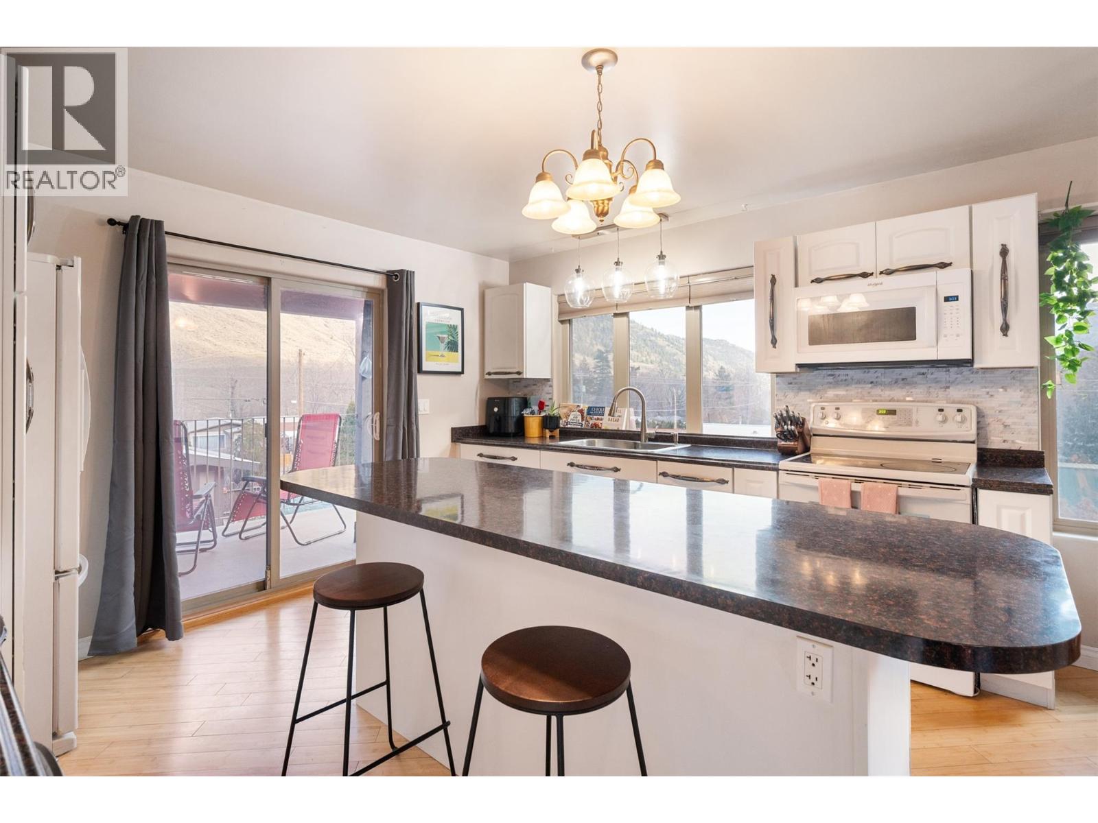  1436 MAIN Street, Keremeos