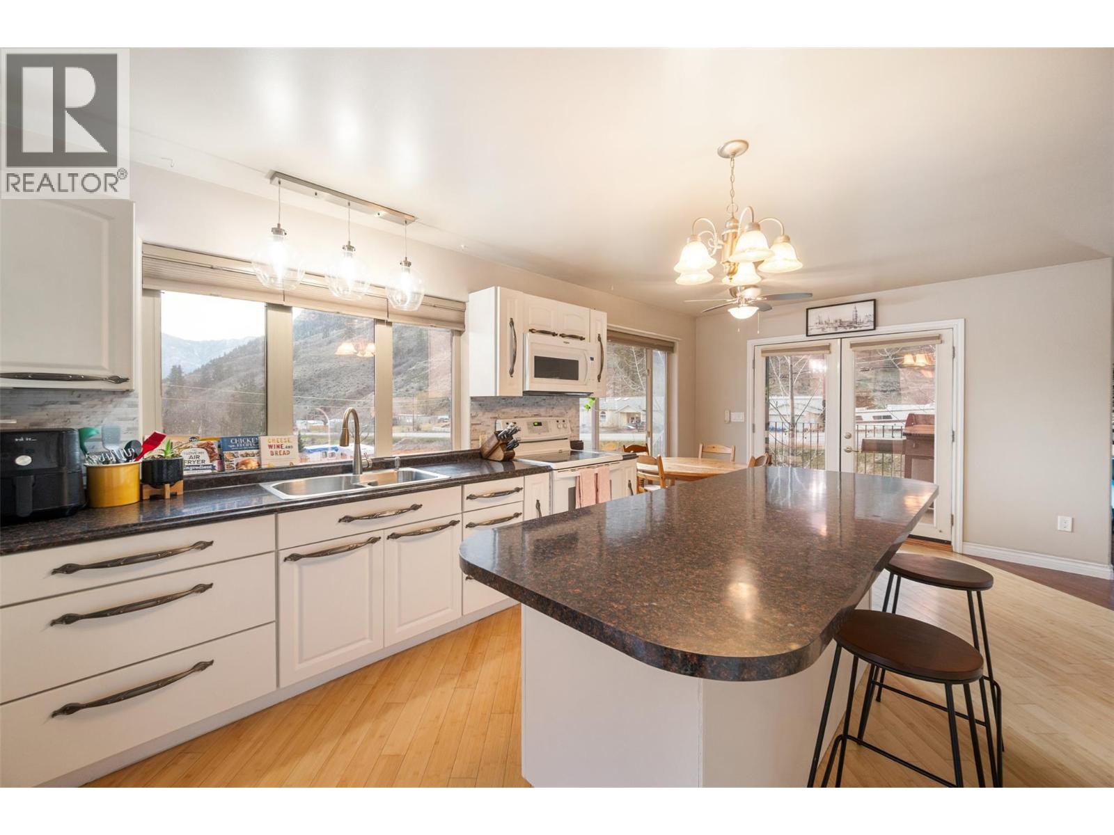  1436 MAIN Street, Keremeos