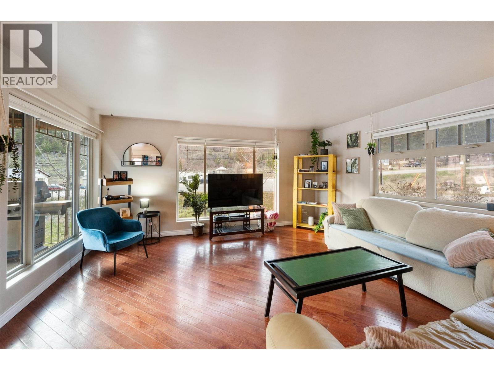  1436 MAIN Street, Keremeos