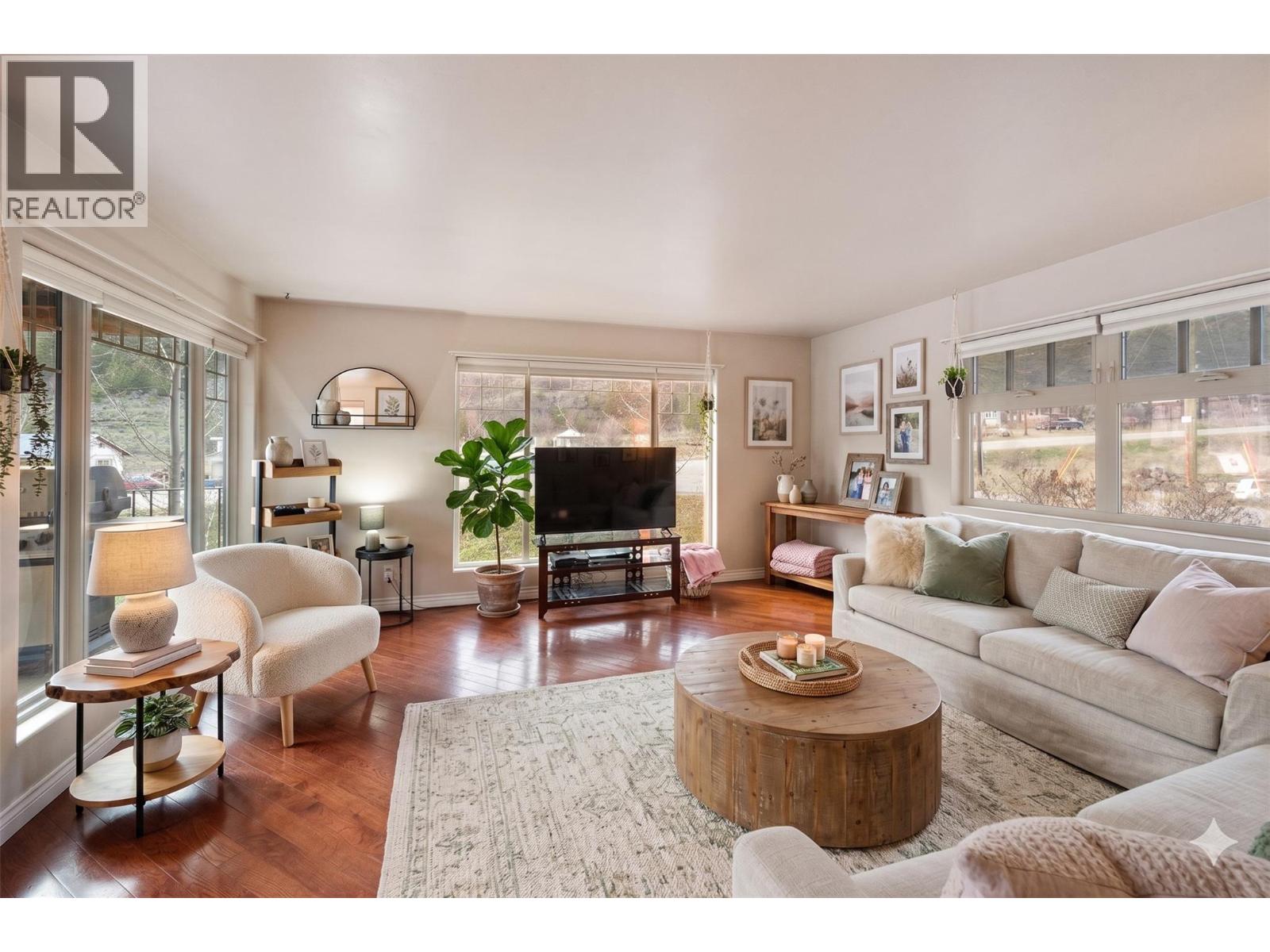  1436 MAIN Street, Keremeos