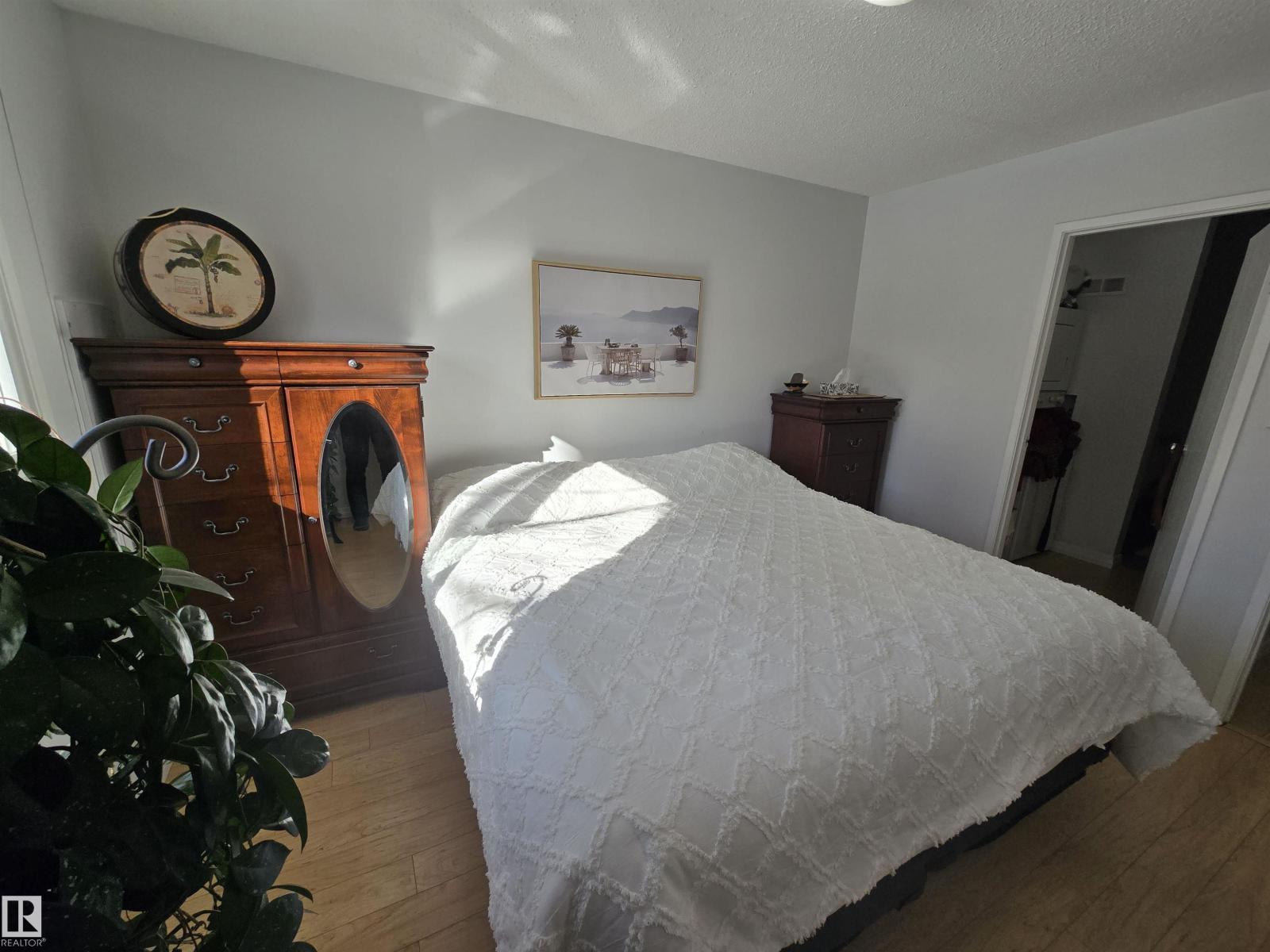10282 87 ST NW - 25