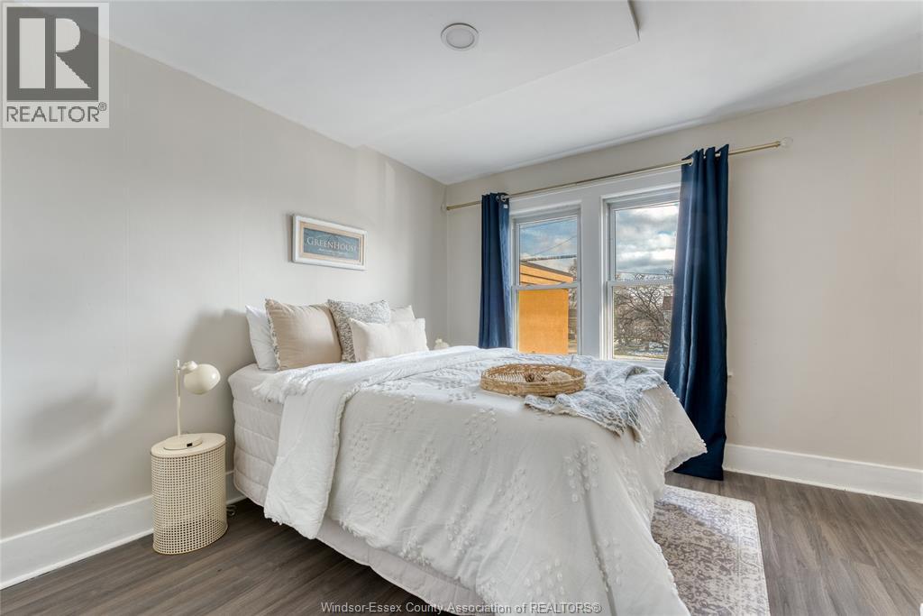 1422 WYANDOTTE STREET West - 23