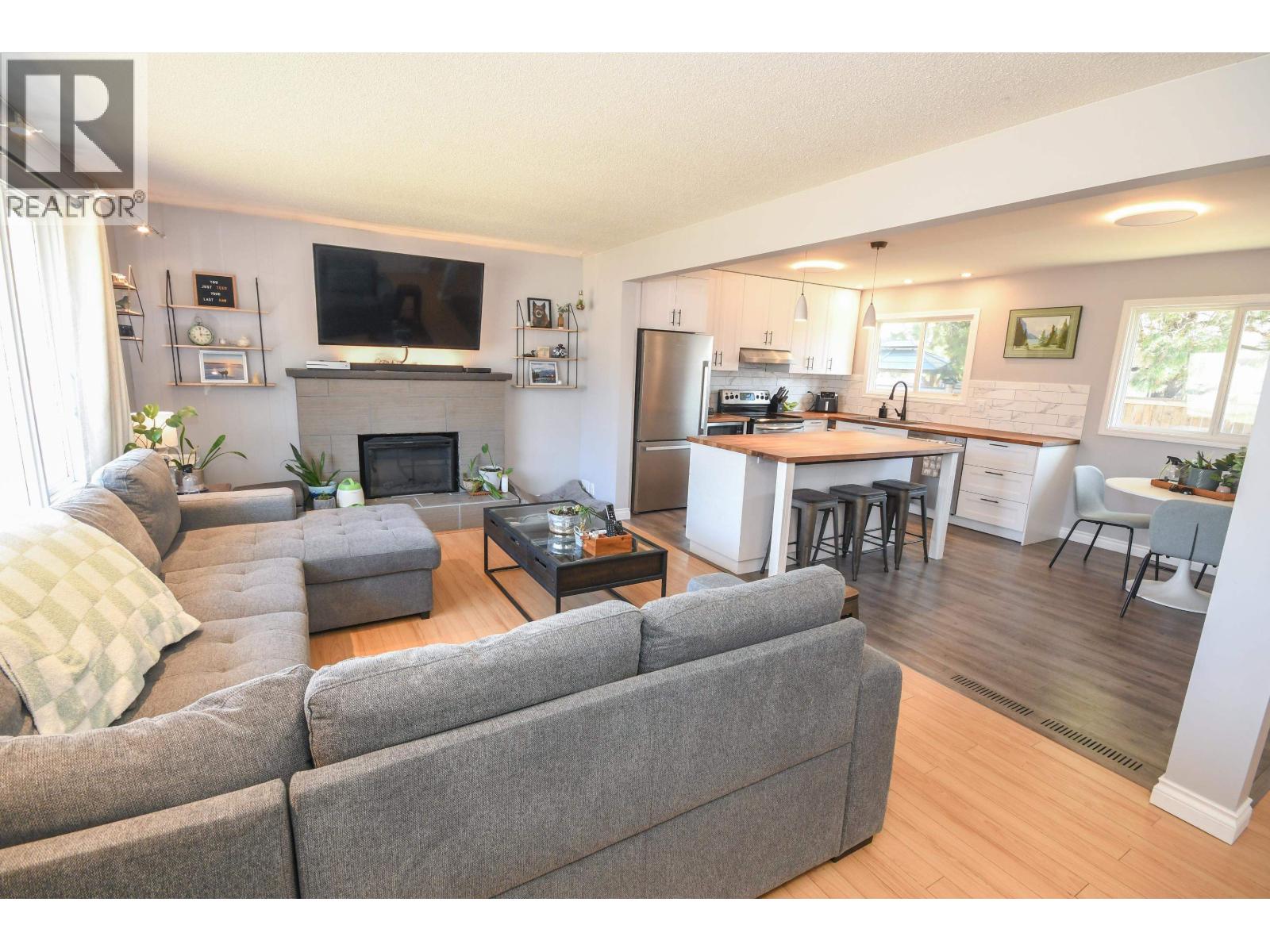 6033 SELKIRK CRESCENT - 14