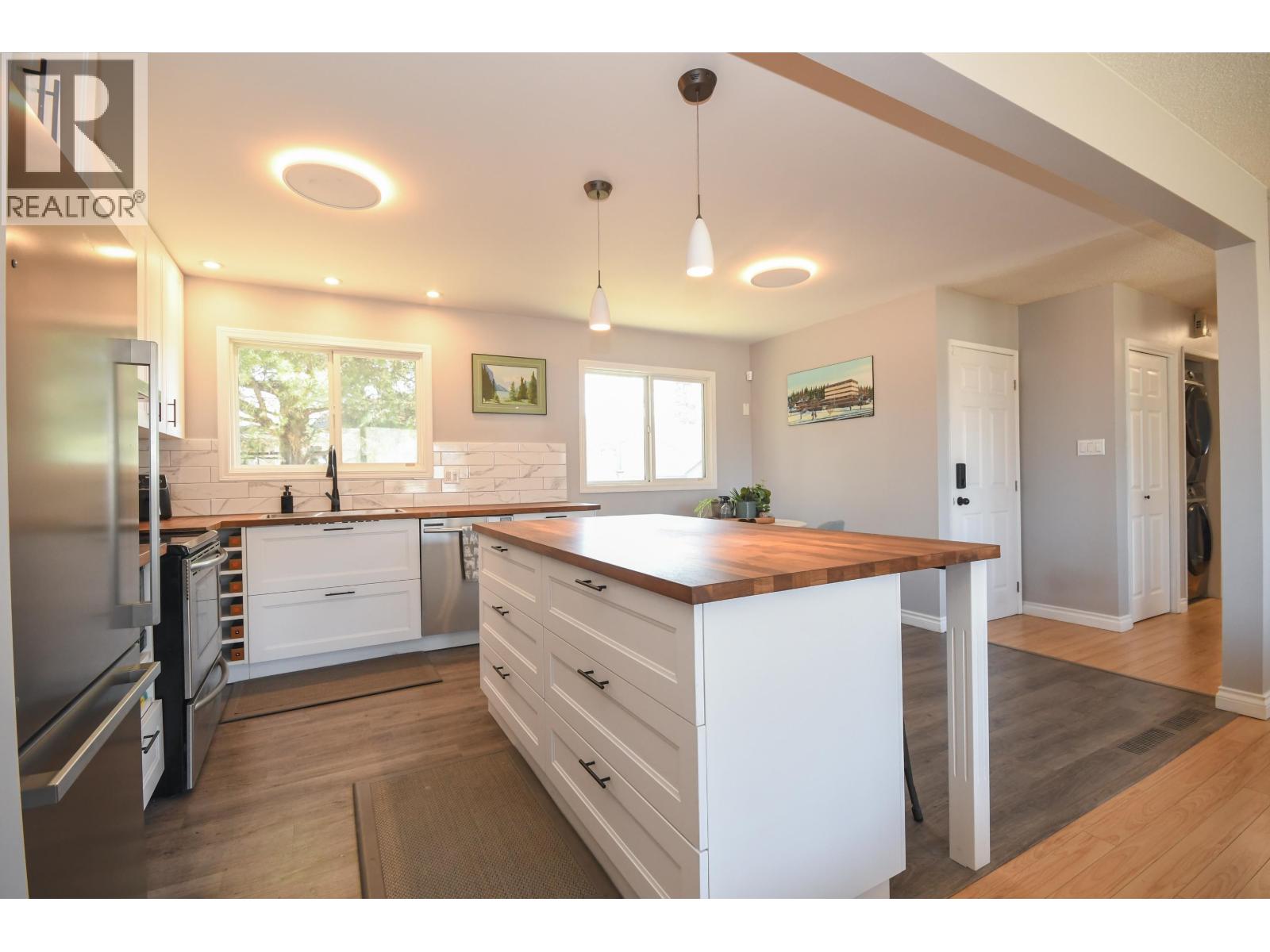 Photo 9 of 39 — 6033 SELKIRK CRESCENT · Prince George, BC