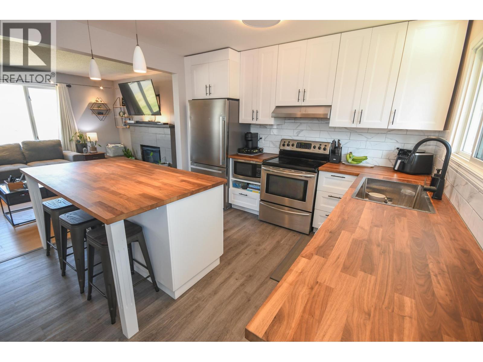 Photo 11 of 39 — 6033 SELKIRK CRESCENT · Prince George, BC