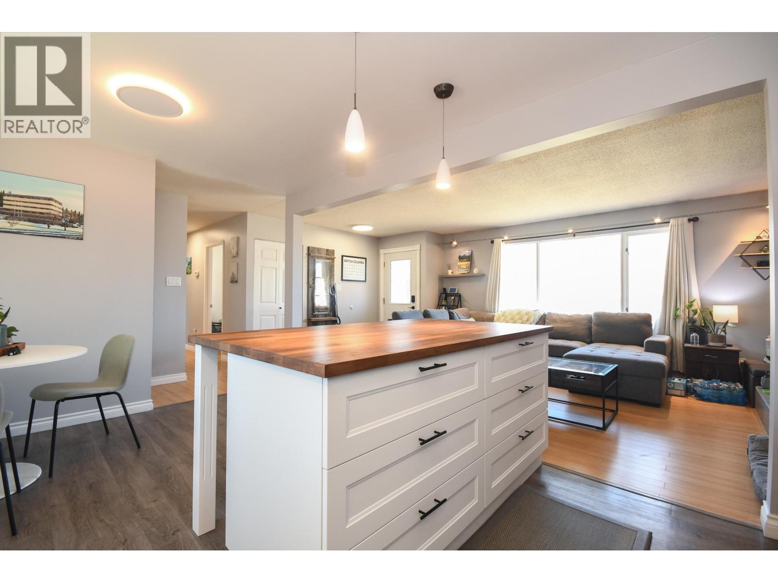 Photo 8 of 39 — 6033 SELKIRK CRESCENT · Prince George, BC