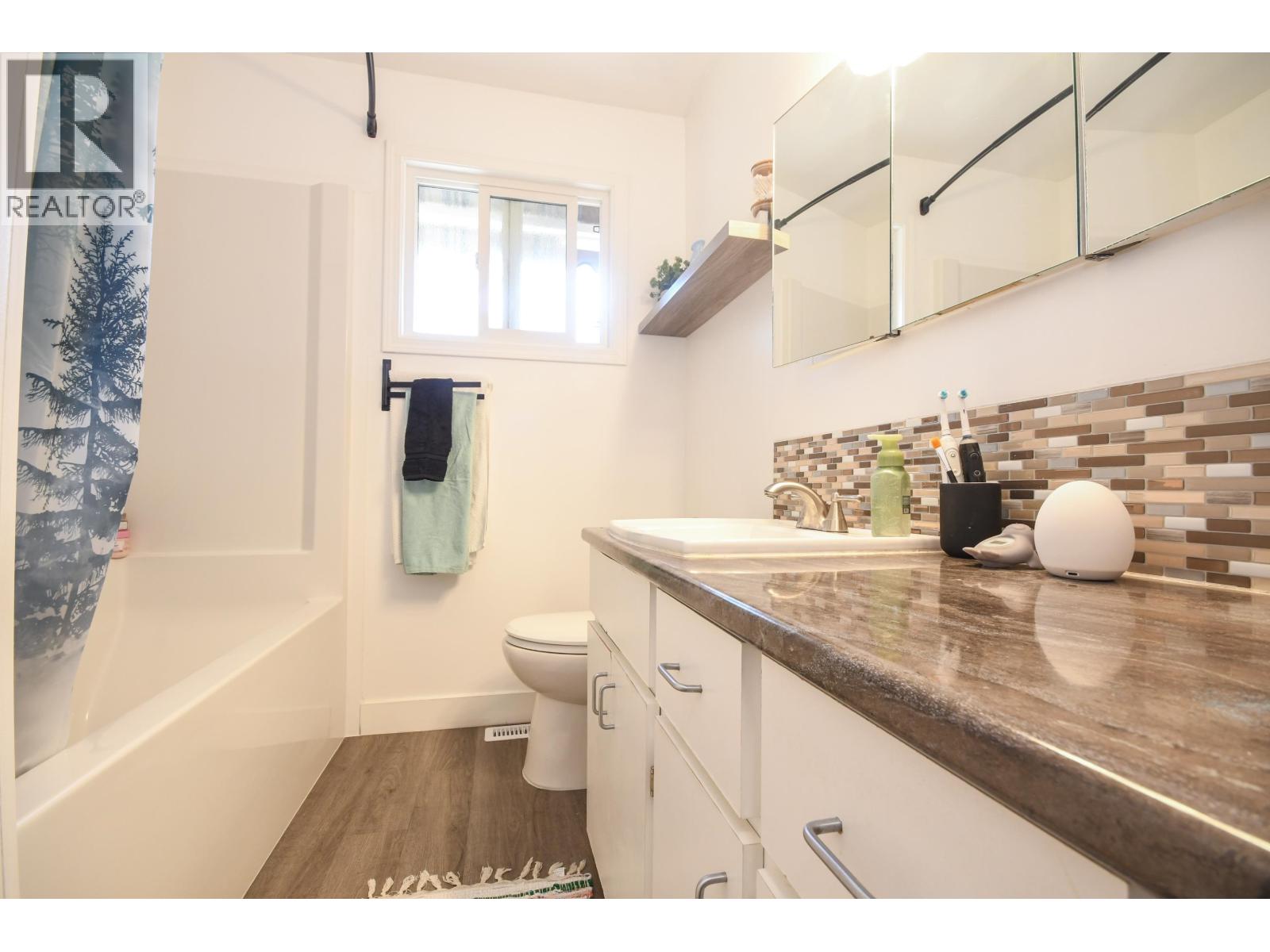 6033 SELKIRK CRESCENT - 20