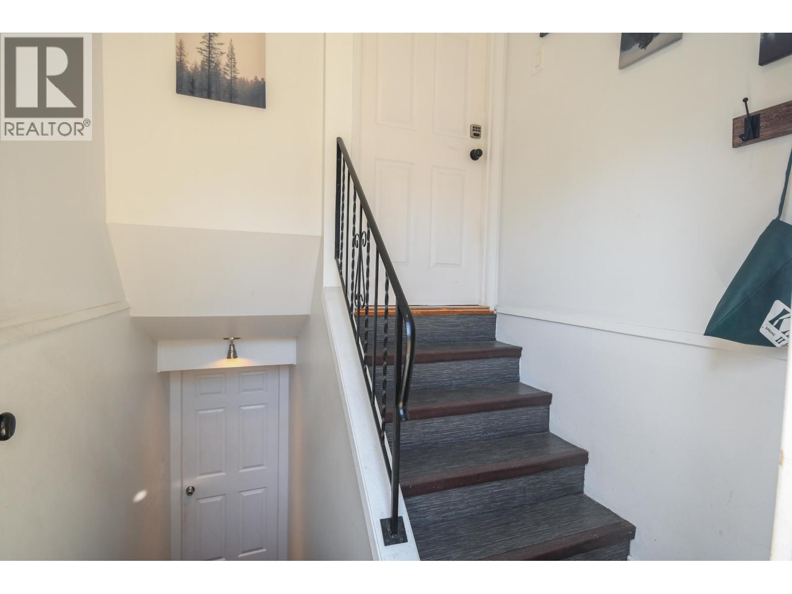 6033 SELKIRK CRESCENT - 23