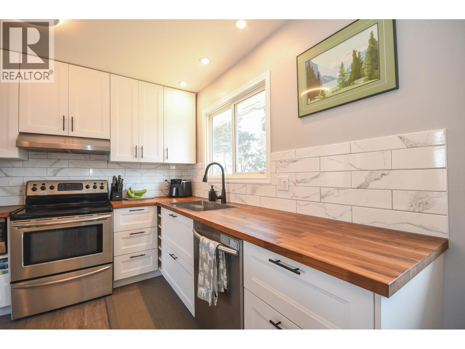 Photo 10 of 39 — 6033 SELKIRK CRESCENT · Prince George, BC