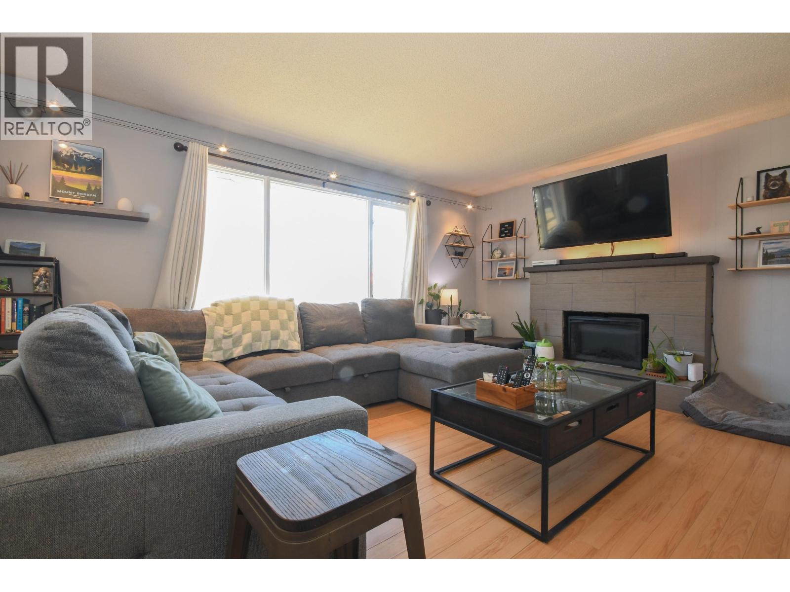 6033 SELKIRK CRESCENT - 16