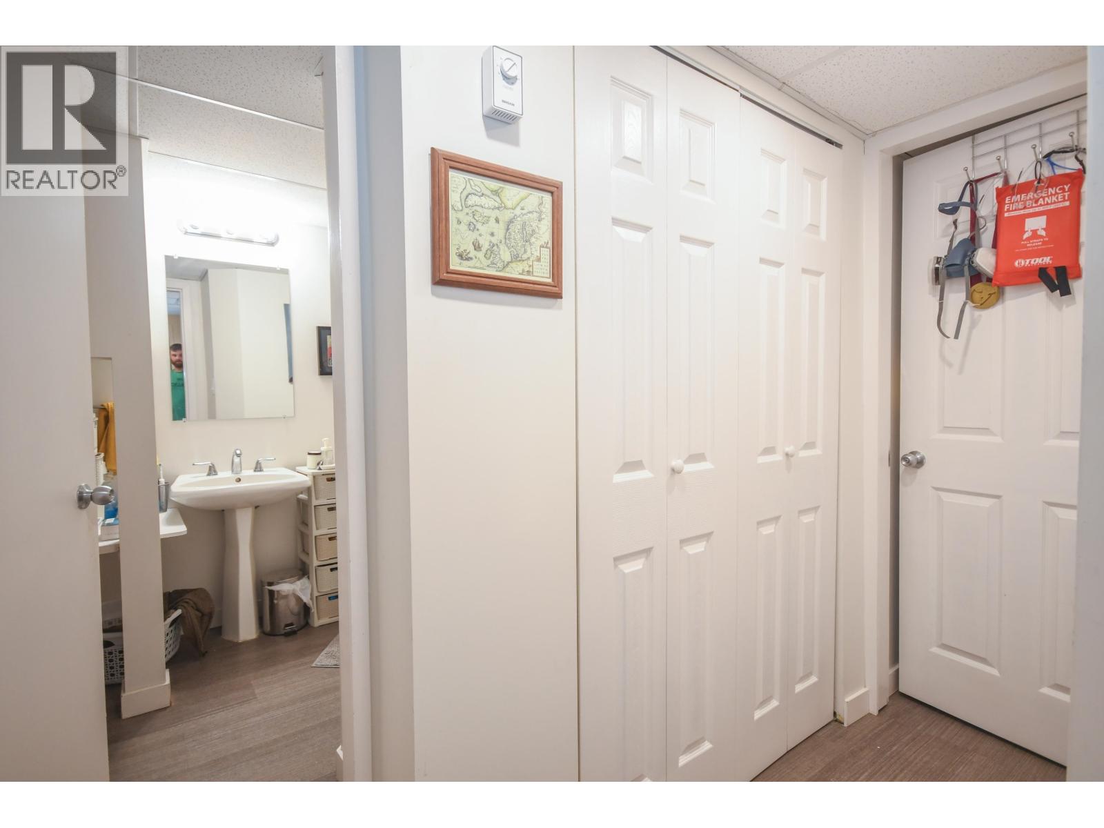 6033 SELKIRK CRESCENT - 27