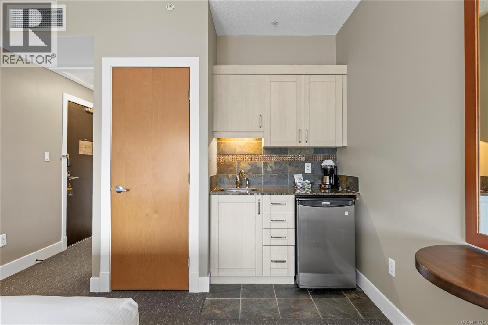 #329/330C 181 Beachside Dr - 35