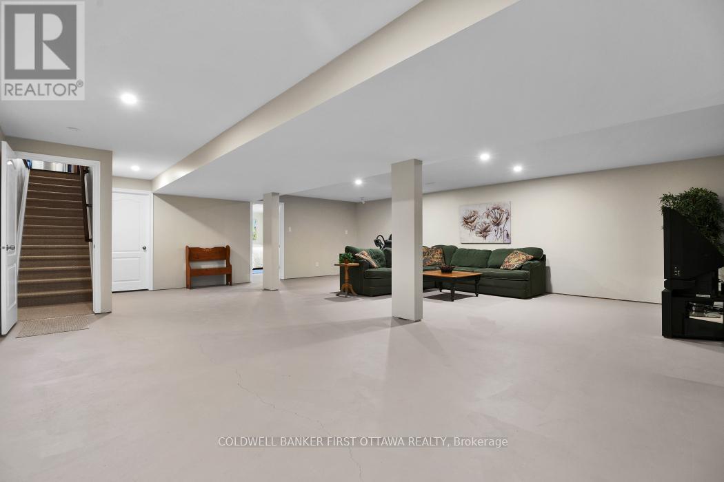 193 MAGGIE'S CRESCENT — photo 23