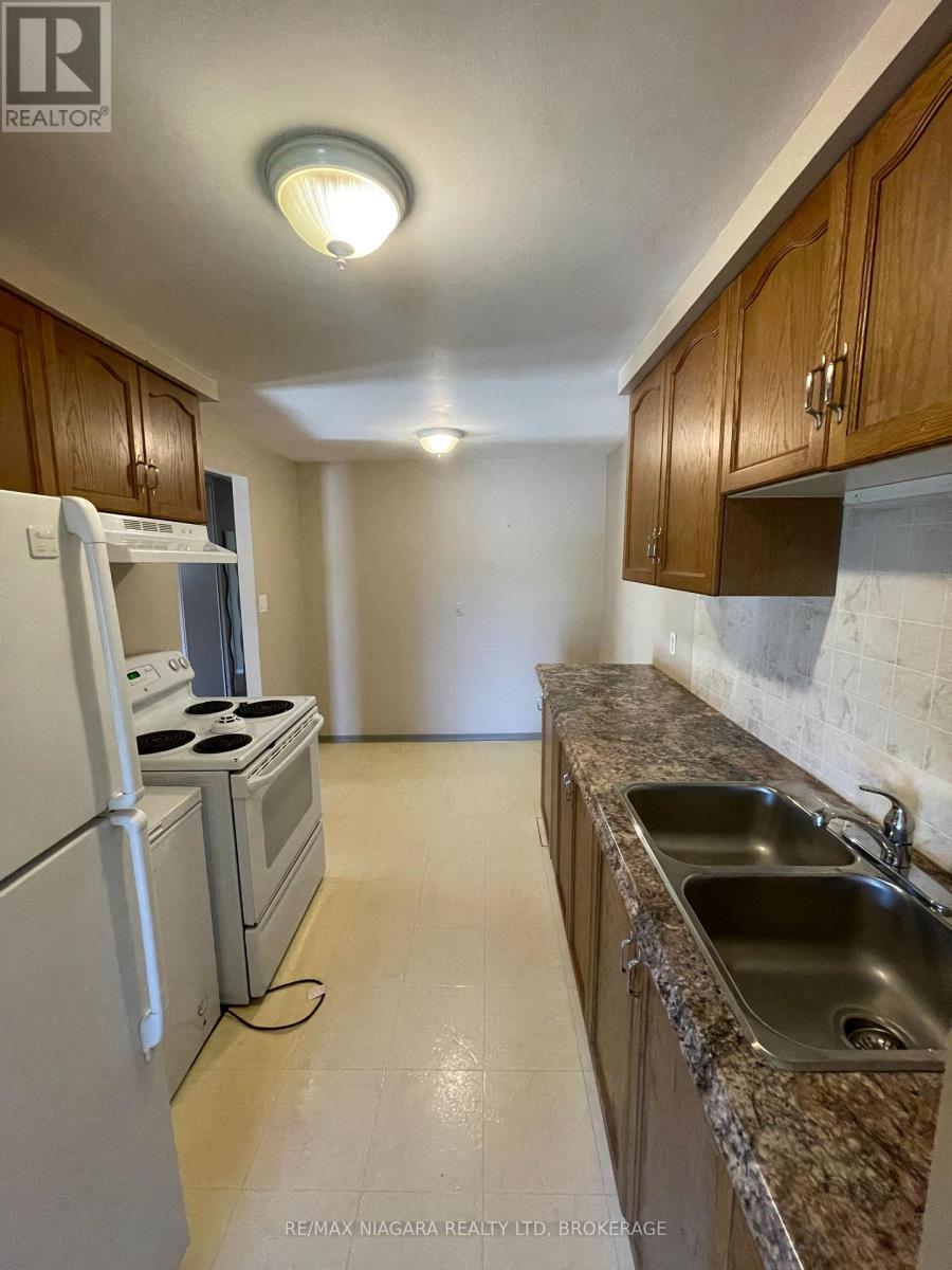 2 BALDWIN CRESCENT, Thorold (Confederation Heights), Ontario, L2V4H5 — Photo 3