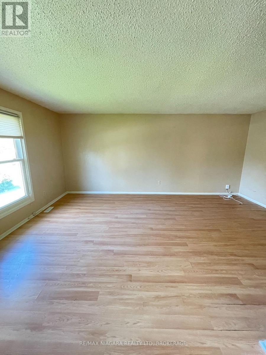2 BALDWIN CRESCENT, Thorold (Confederation Heights), Ontario, L2V4H5 — Photo 4