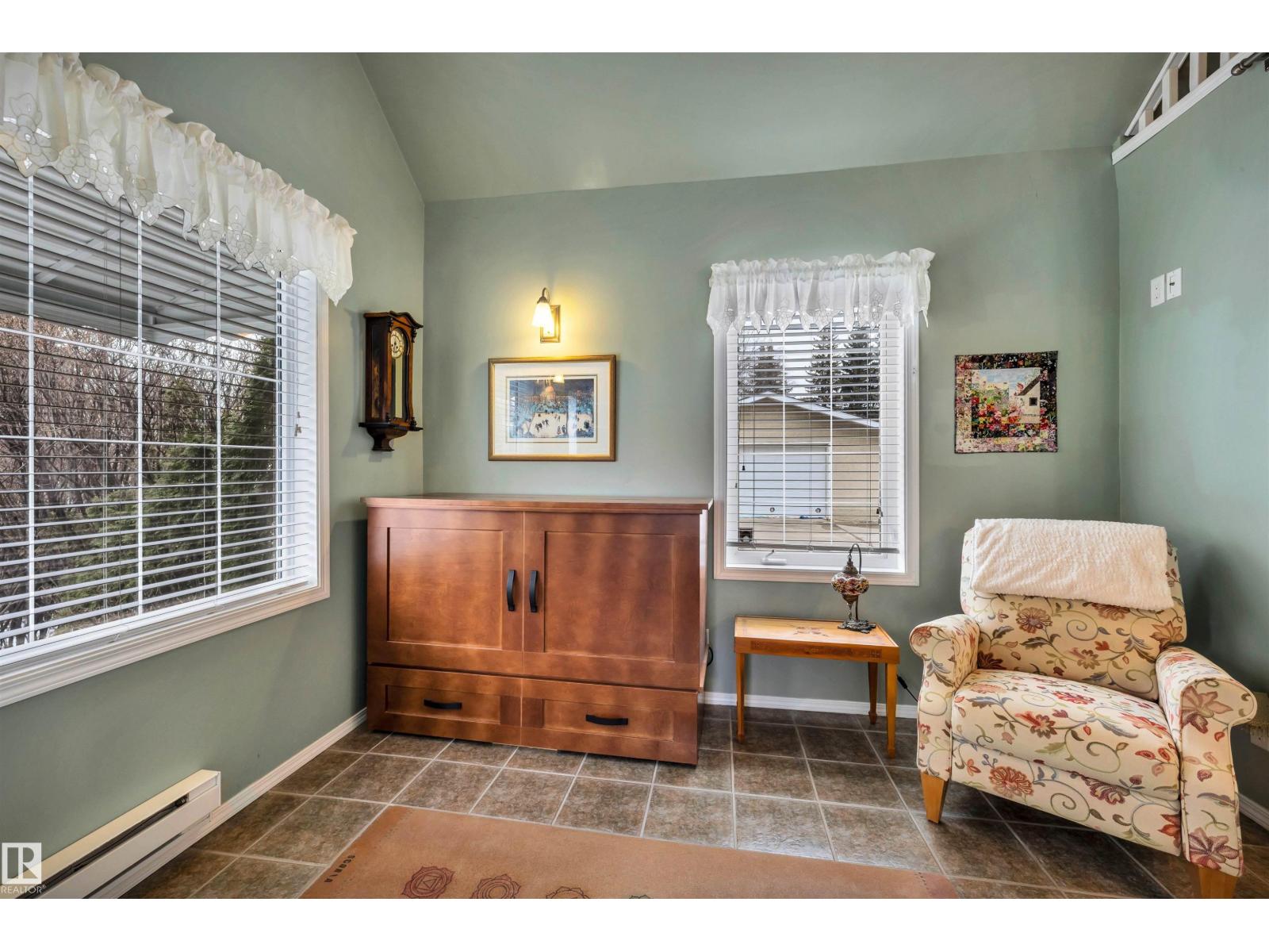 11 MADISON AV, St. Albert