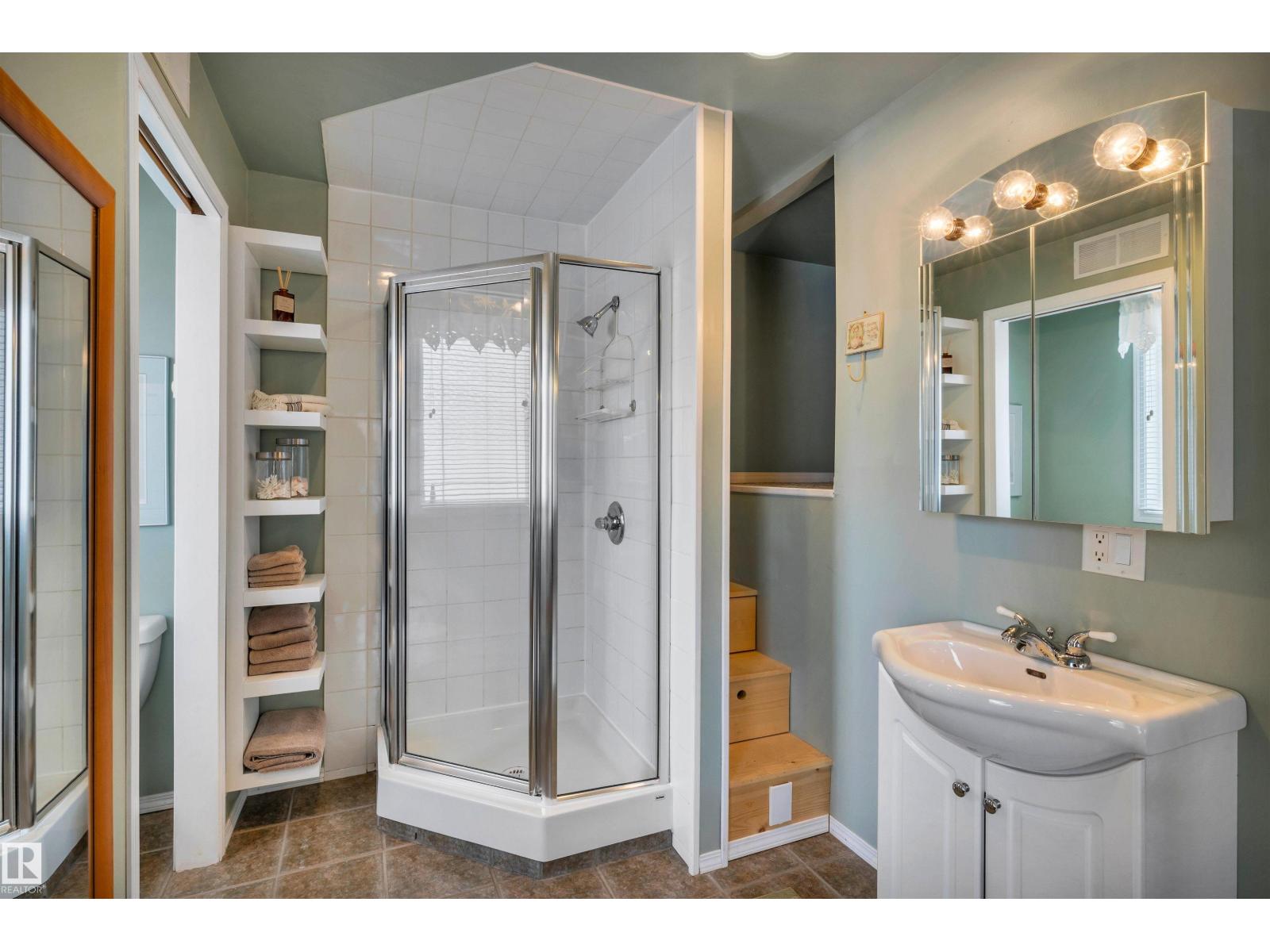 11 MADISON AV, St. Albert