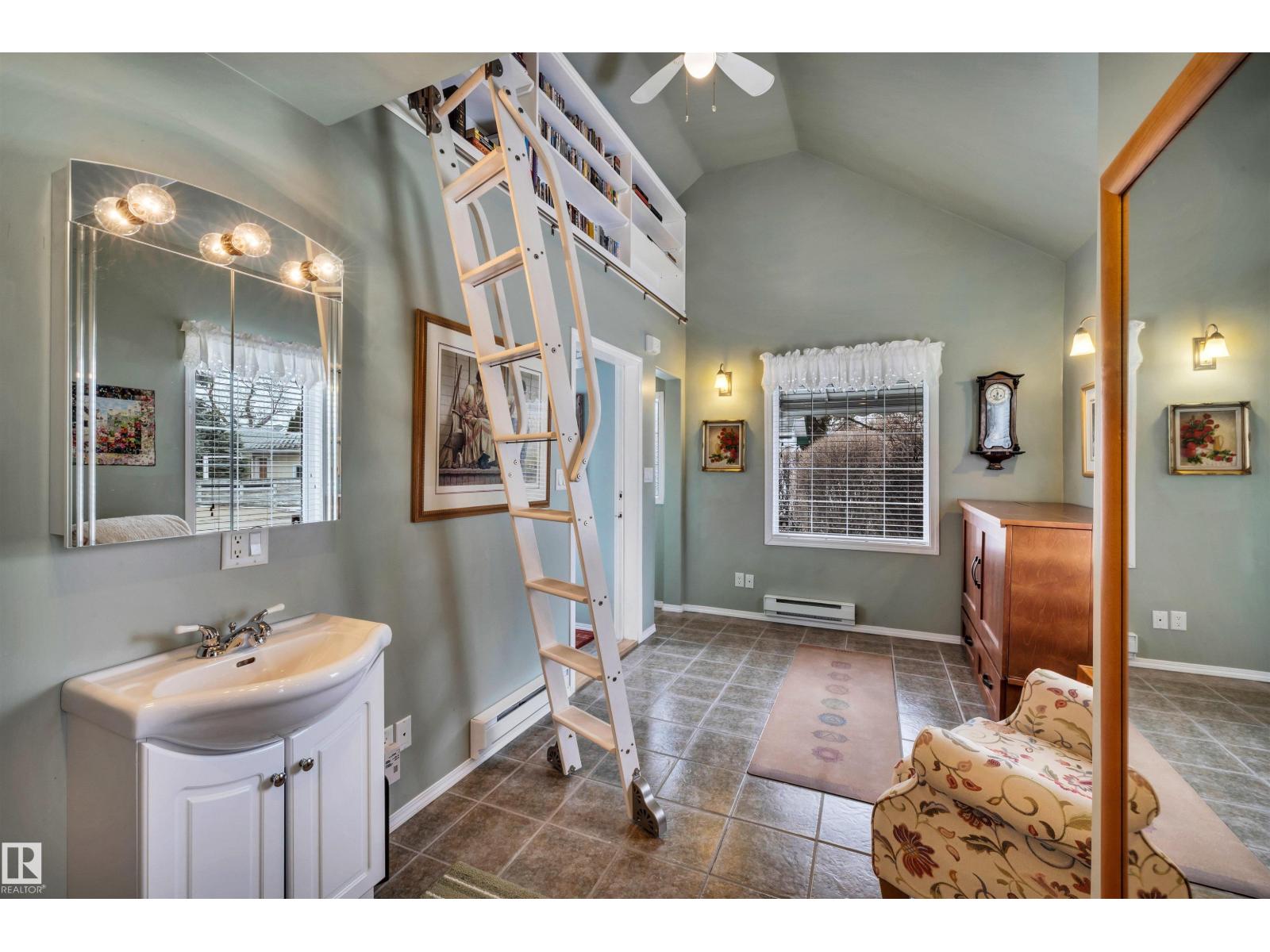 11 MADISON AV, St. Albert