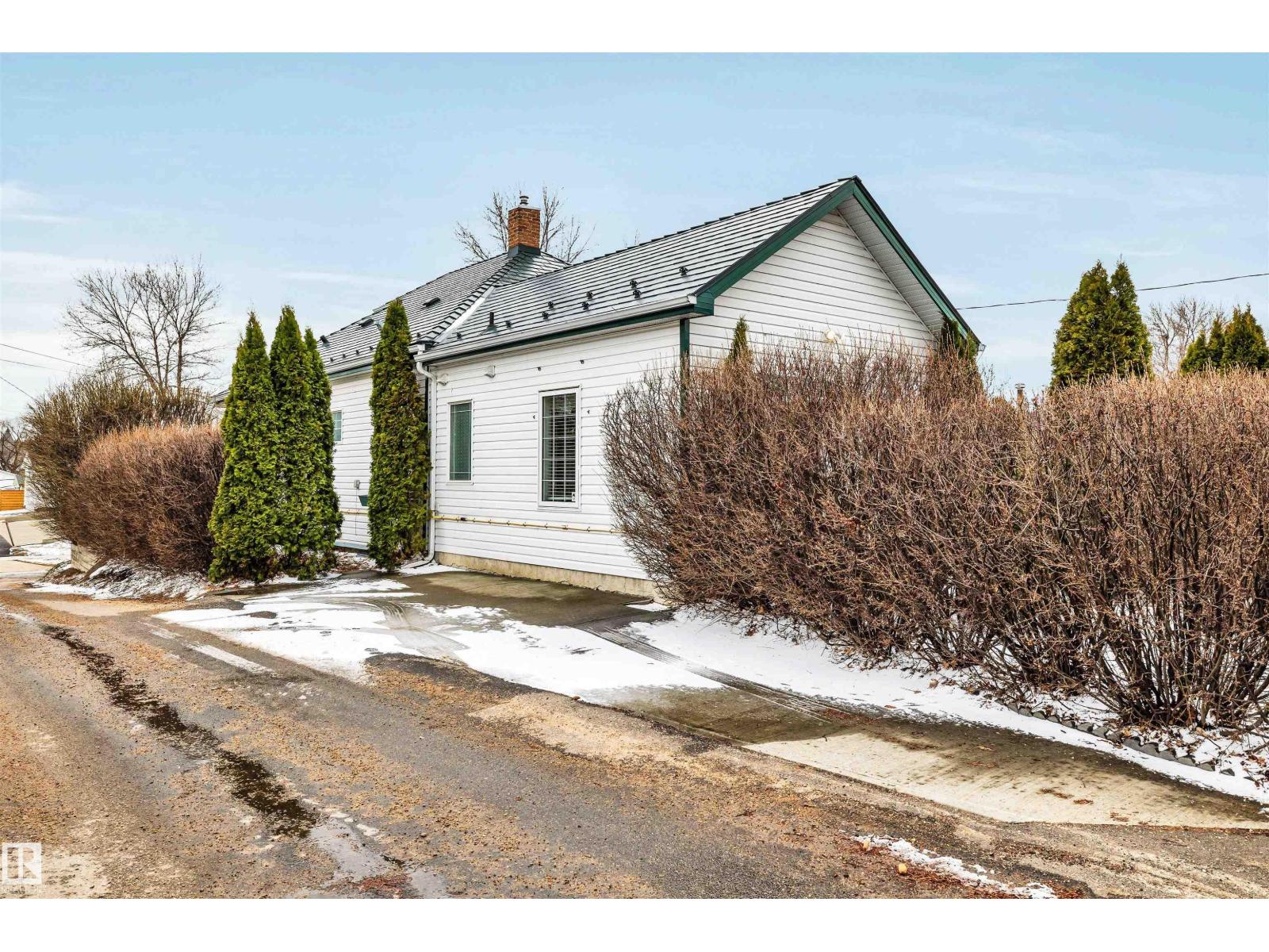 11 MADISON AV, St. Albert