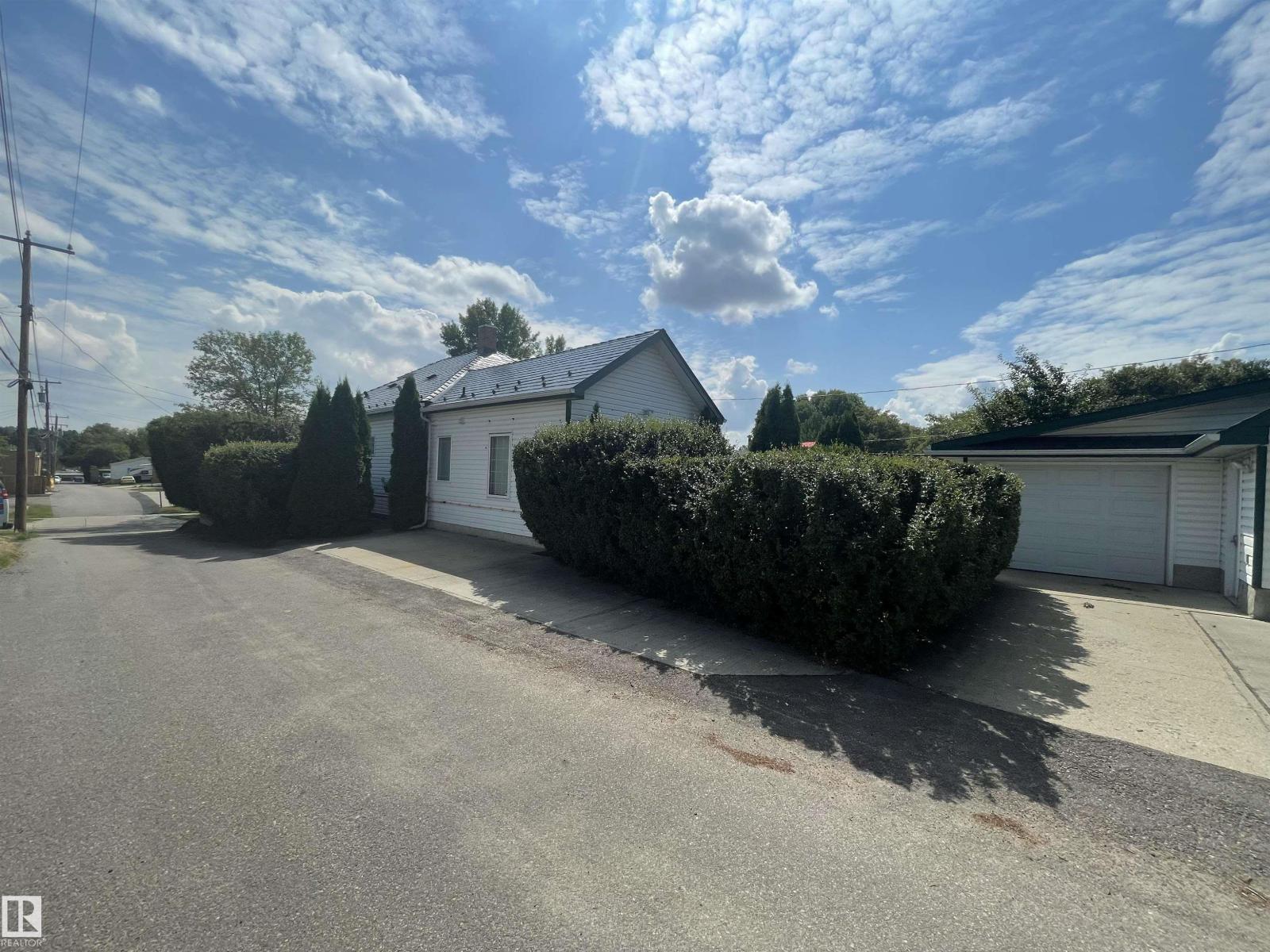 11 MADISON AV, St. Albert