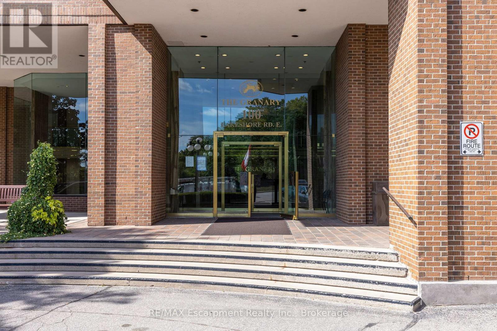 #303 100 LAKESHORE ROAD E - 2
