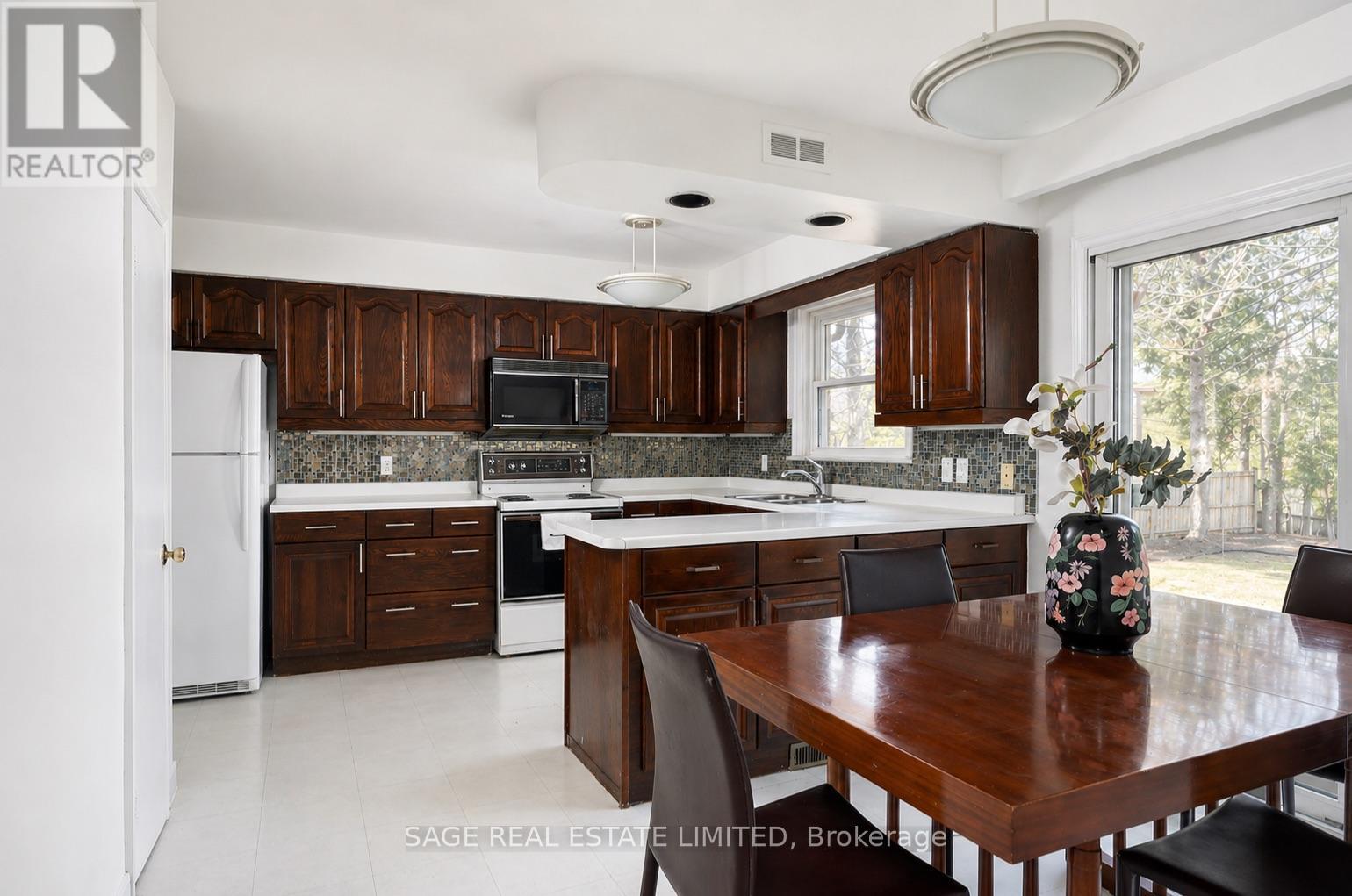 9 HAWKSBURY DRIVE - 9