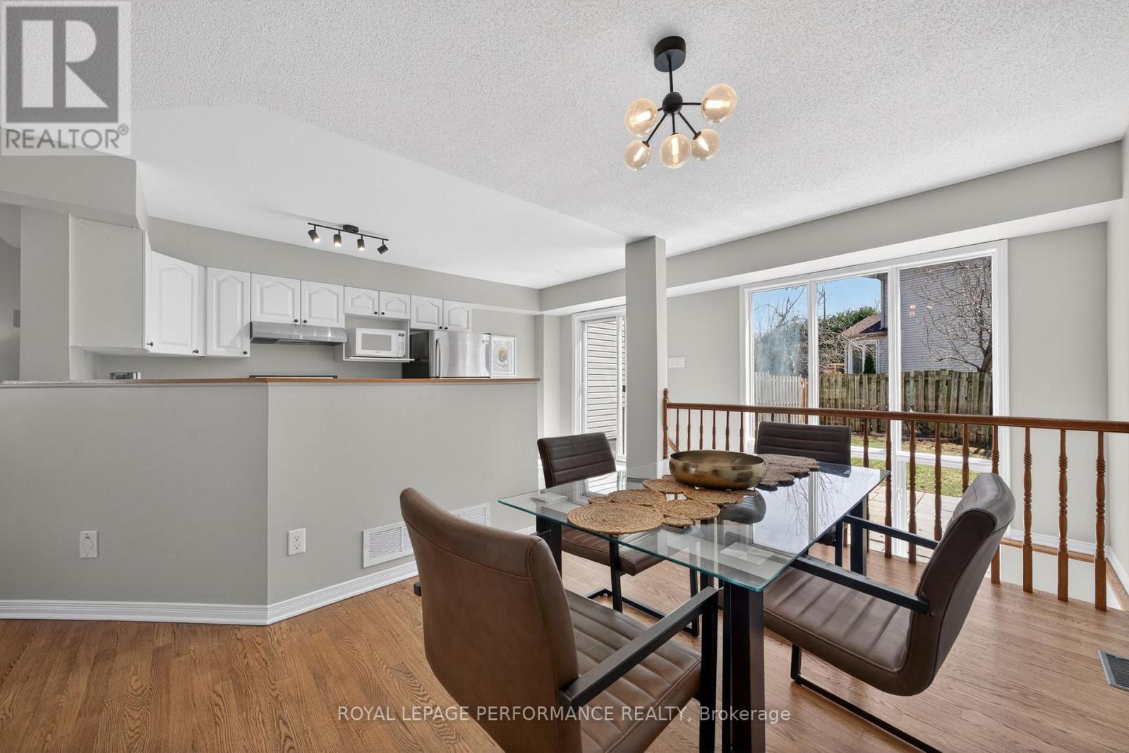 3835 CROWSNEST AVENUE - 10