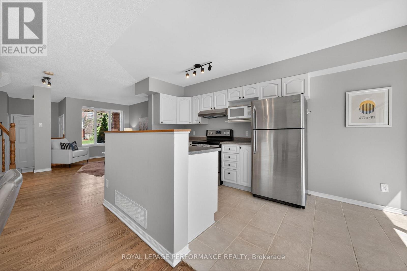 3835 CROWSNEST AVENUE - 12