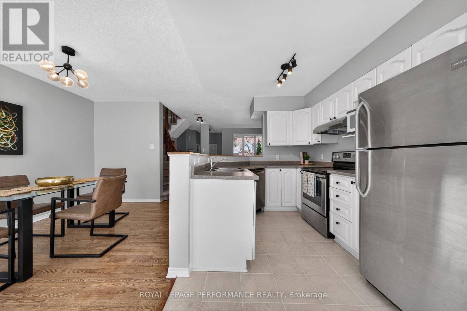 3835 CROWSNEST AVENUE - 13