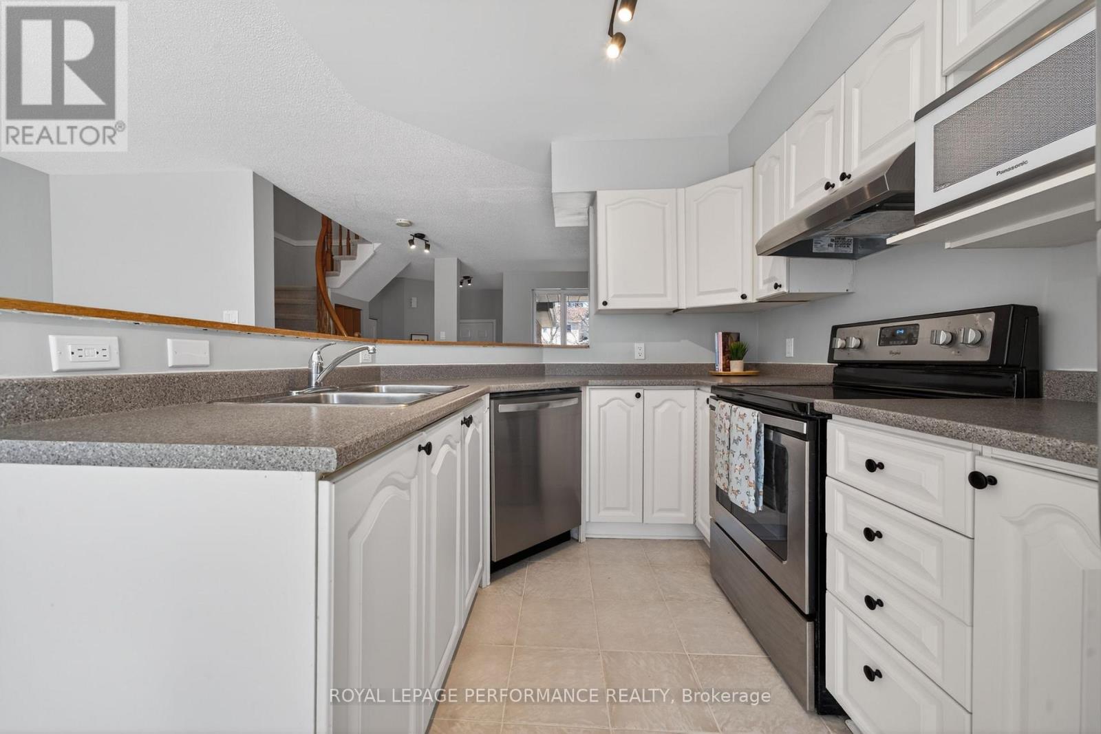 3835 CROWSNEST AVENUE - 14