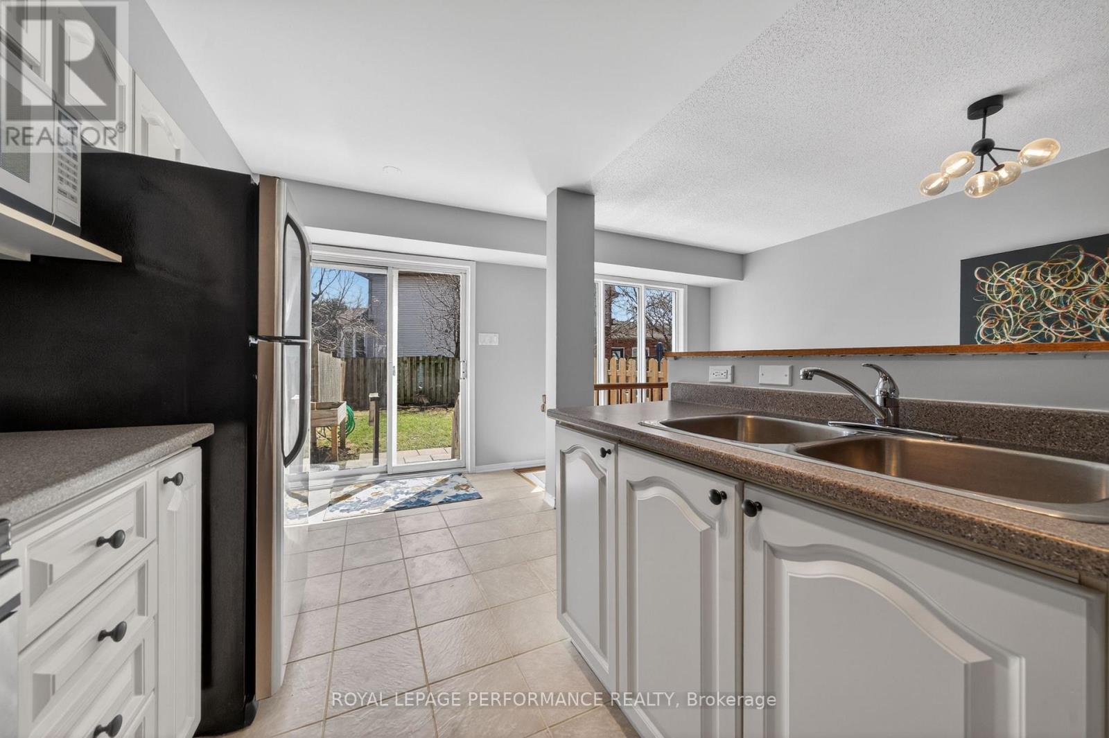 3835 CROWSNEST AVENUE - 16
