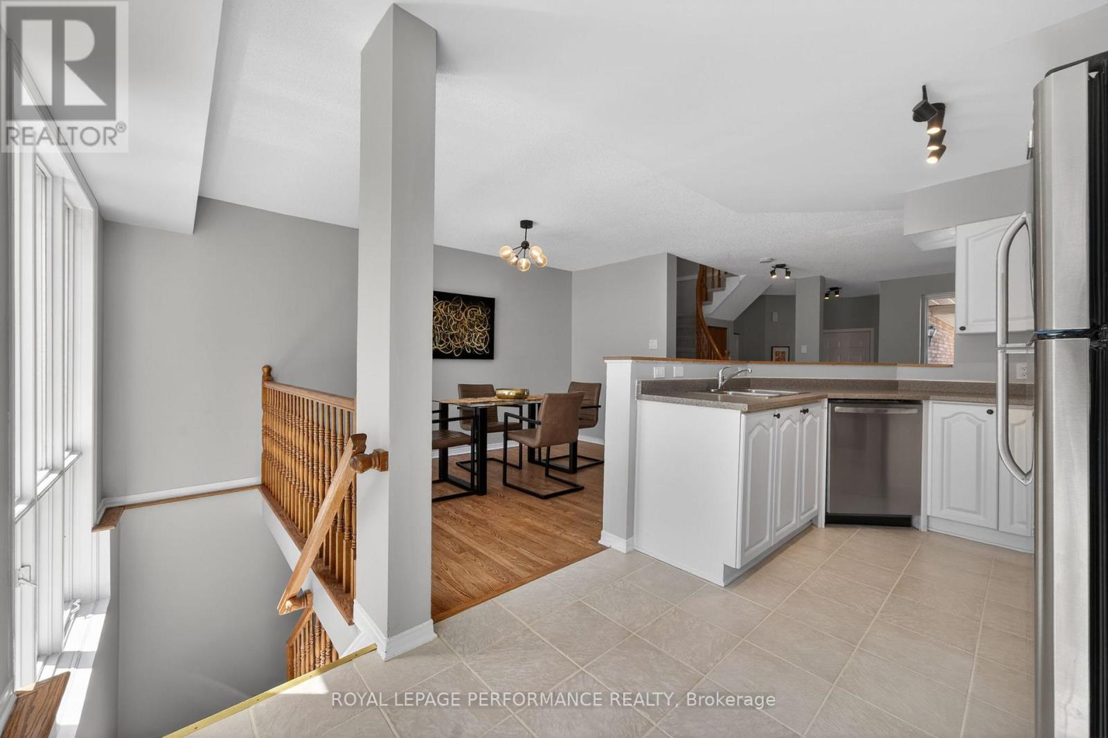 3835 CROWSNEST AVENUE - 18