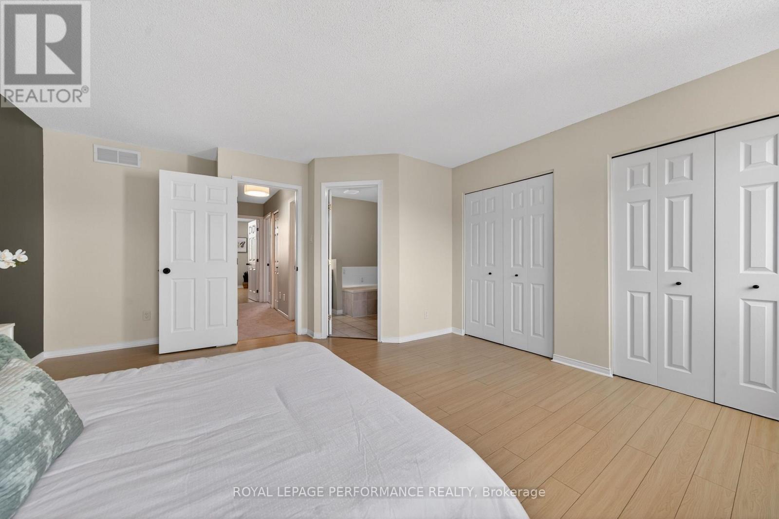 3835 CROWSNEST AVENUE - 27