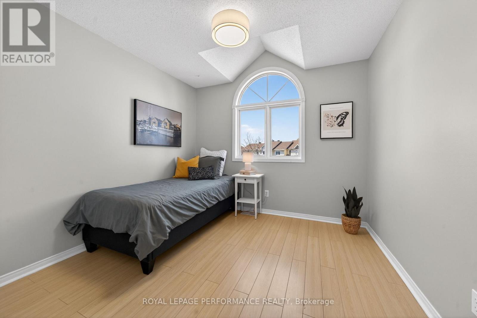 3835 CROWSNEST AVENUE - 32