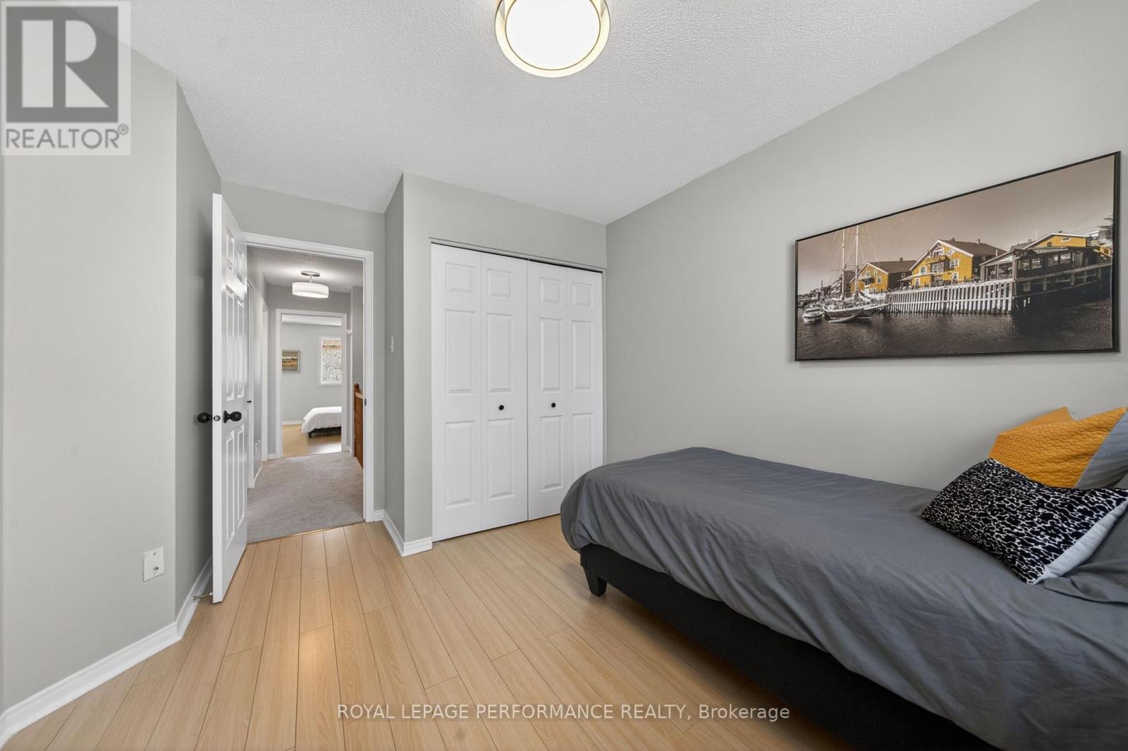 3835 CROWSNEST AVENUE - 33