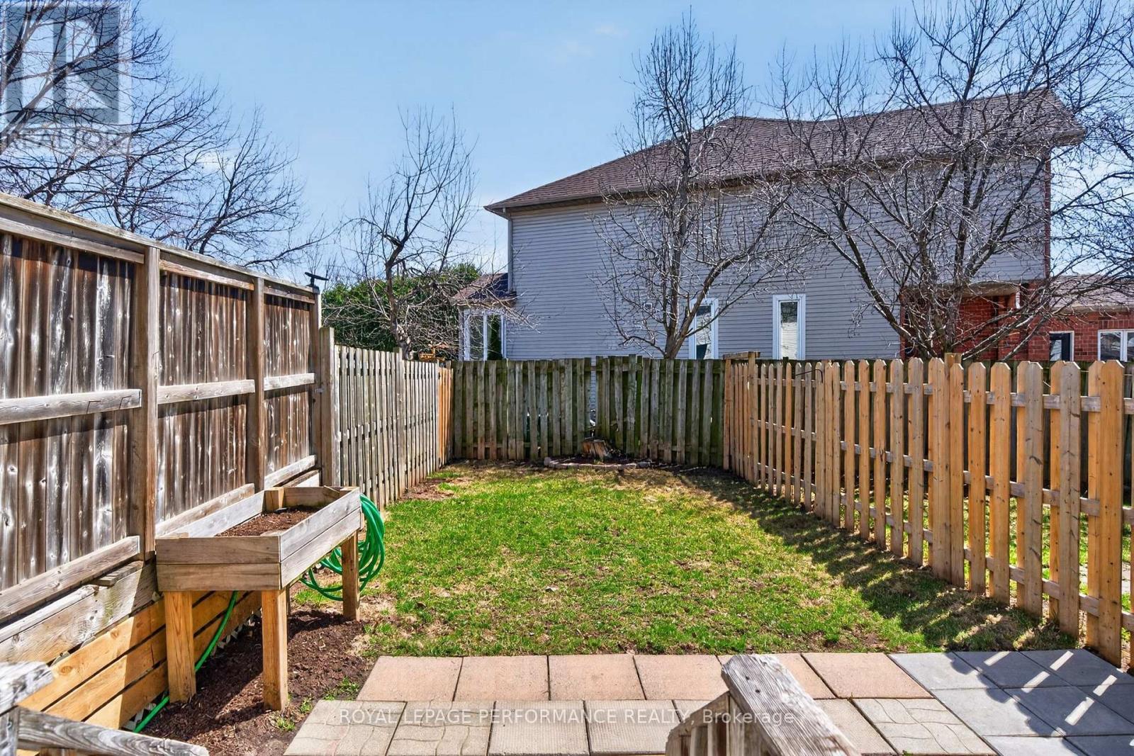 3835 CROWSNEST AVENUE - 35