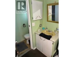 Mud room - 833 Beryl Avenue, Oxbow, SK S0C2B0 Photo 8