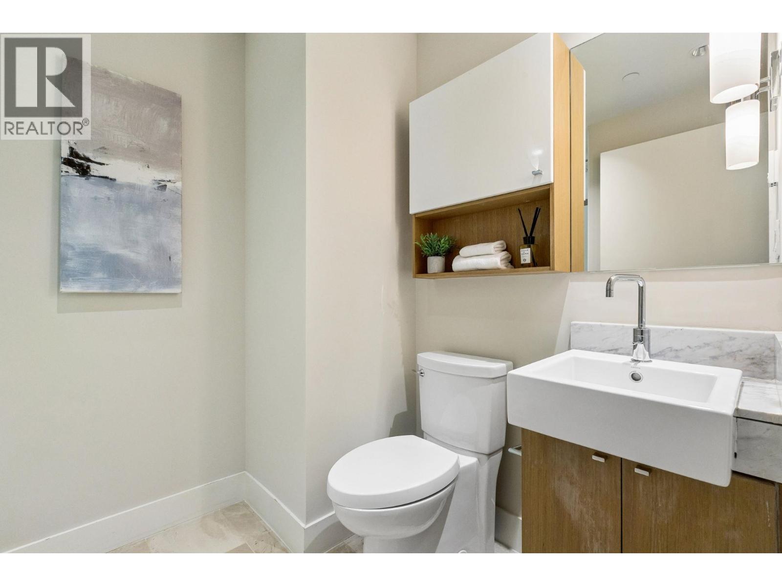 204 866 ARTHUR ERICKSON PLACE, West Vancouver
