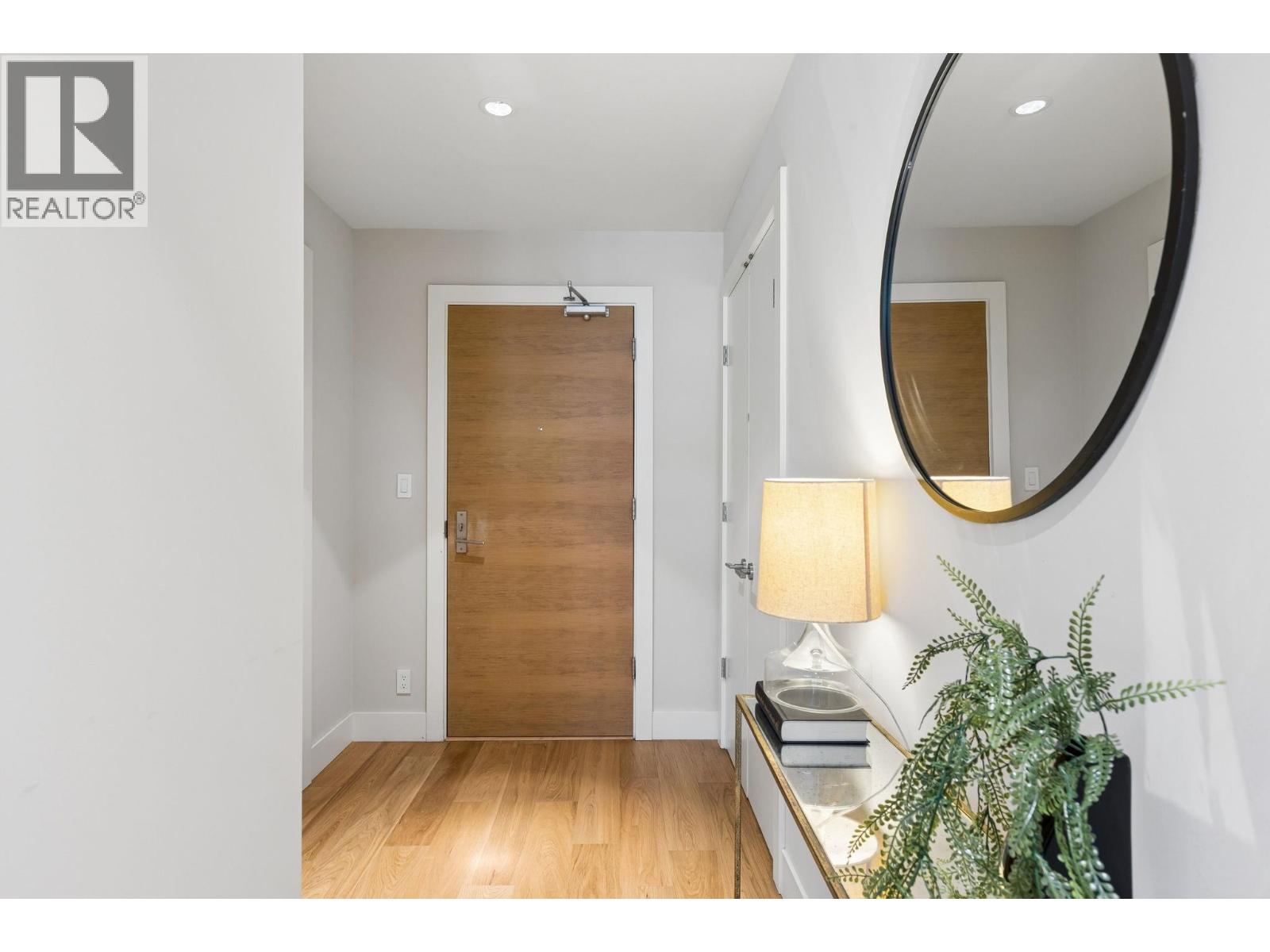 204 866 ARTHUR ERICKSON PLACE, West Vancouver