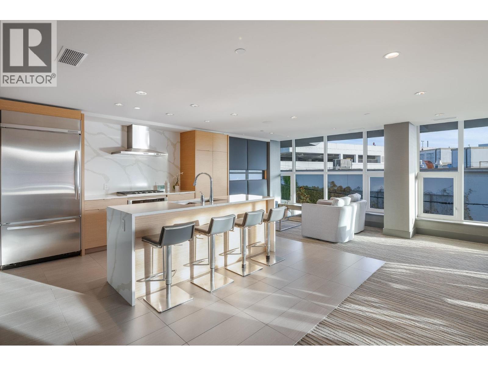 204 866 ARTHUR ERICKSON PLACE, West Vancouver